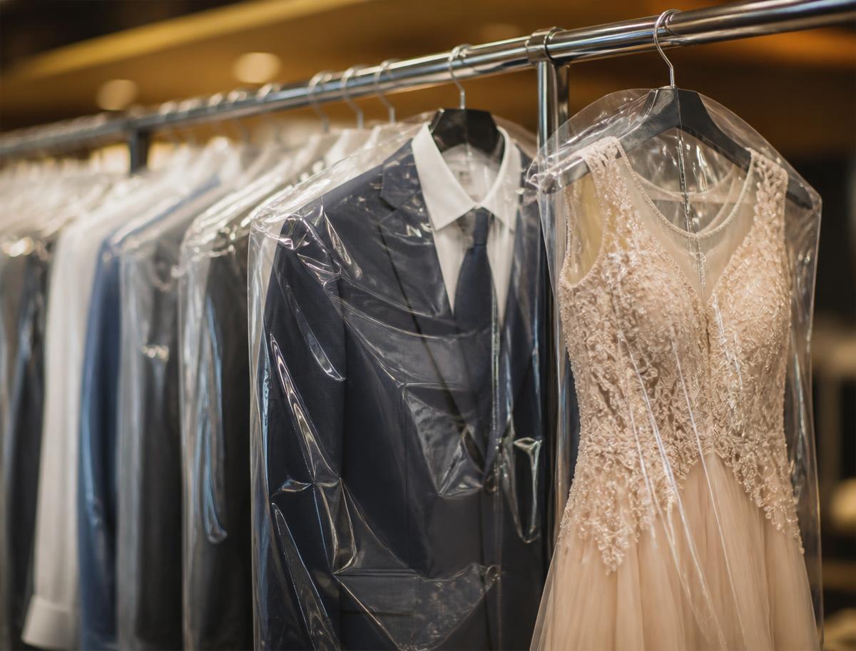 Traje y vestido de ceremonia en perchas